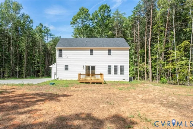 a view of a house with backyard and trees