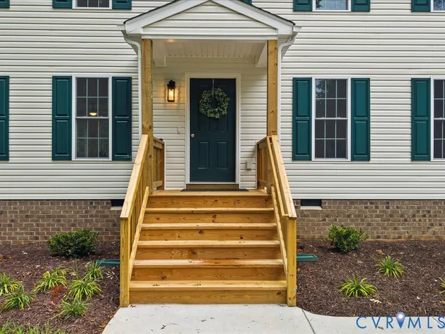 a view of a house with entryway and stairs