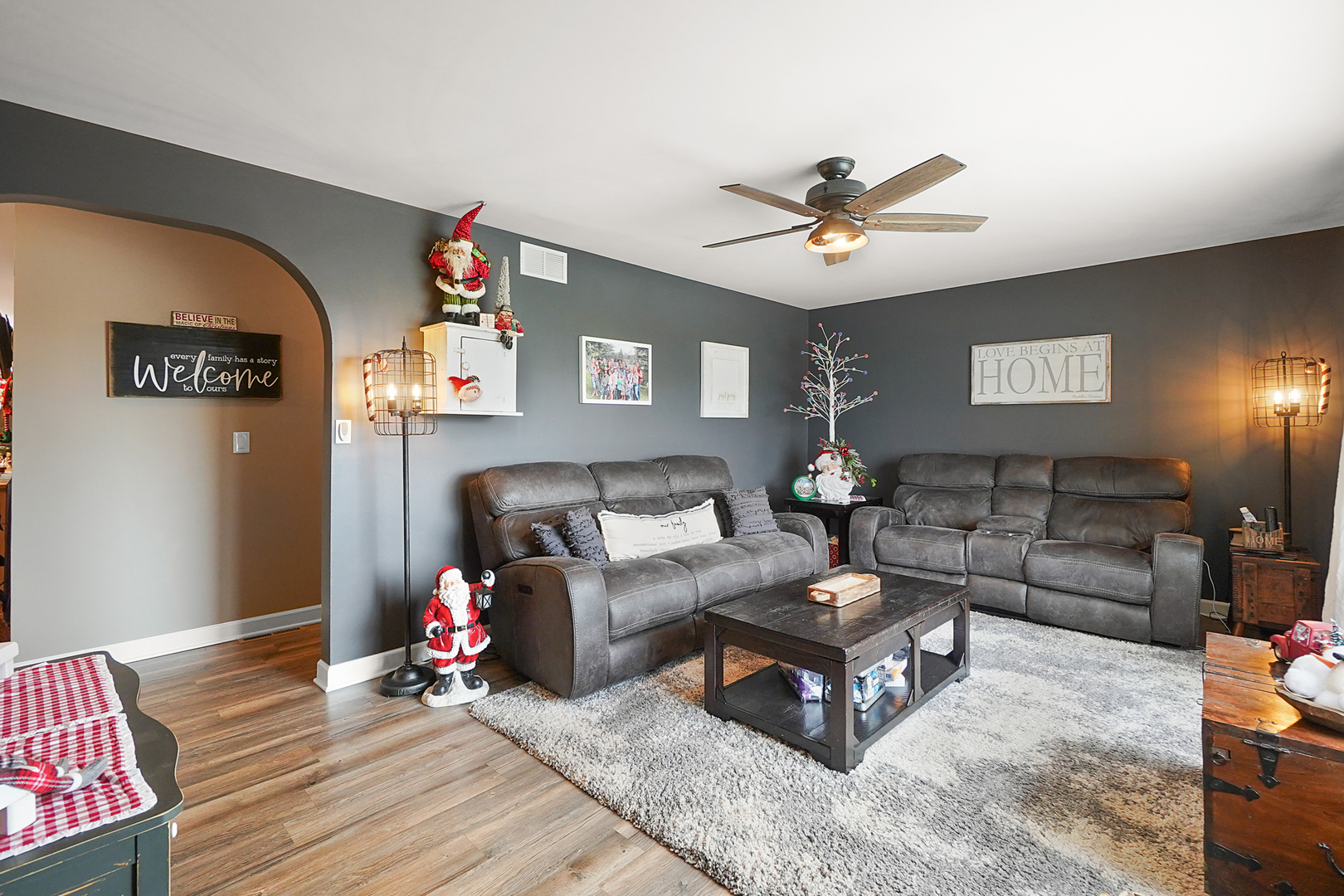 1014 Southgate Road New Lenox, IL 60451 - Photo 2 of 18 a living room with furniture