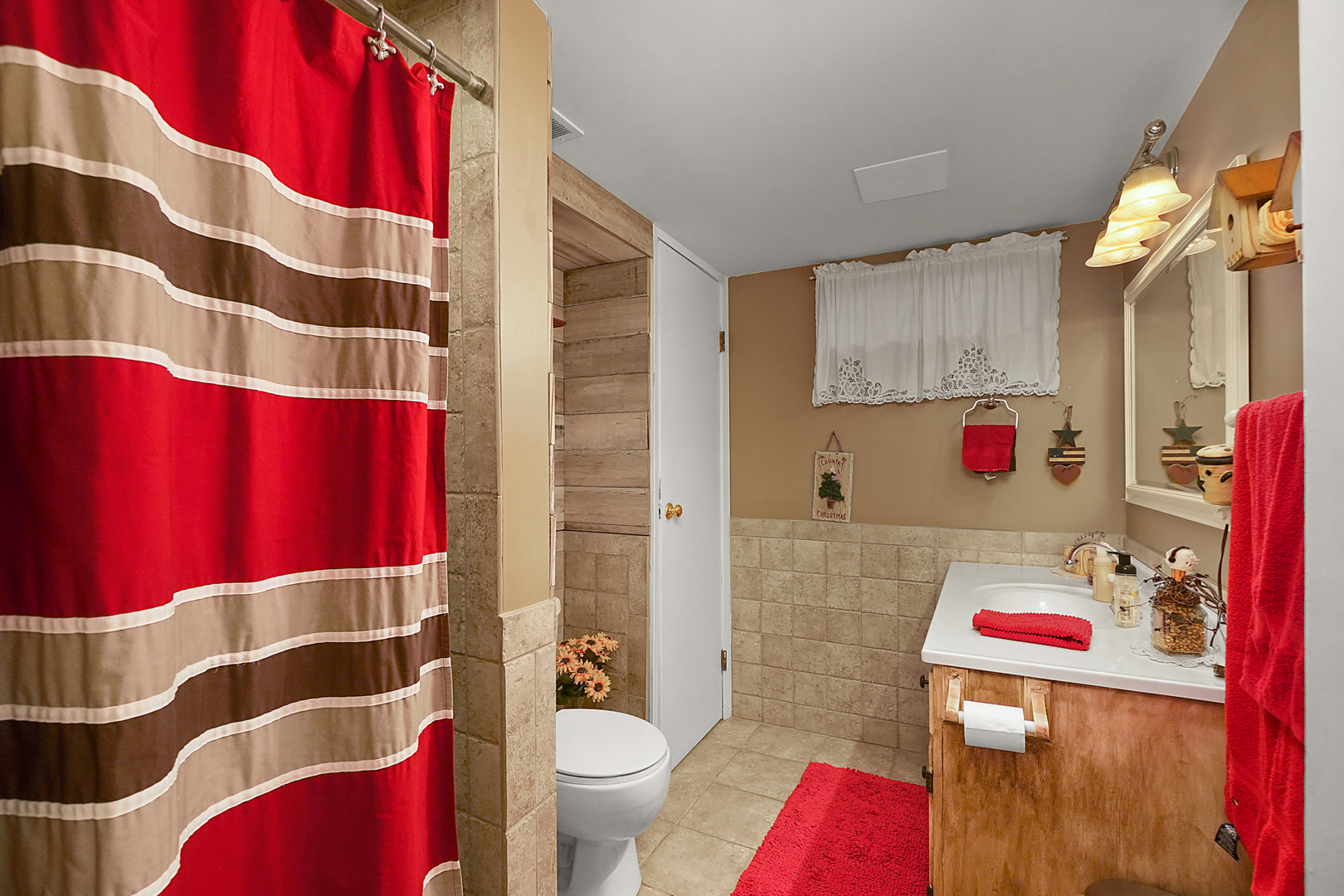 1014 Southgate Road New Lenox, IL 60451 - Photo 13 of 18 a bathroom with a bathtub and a toilet