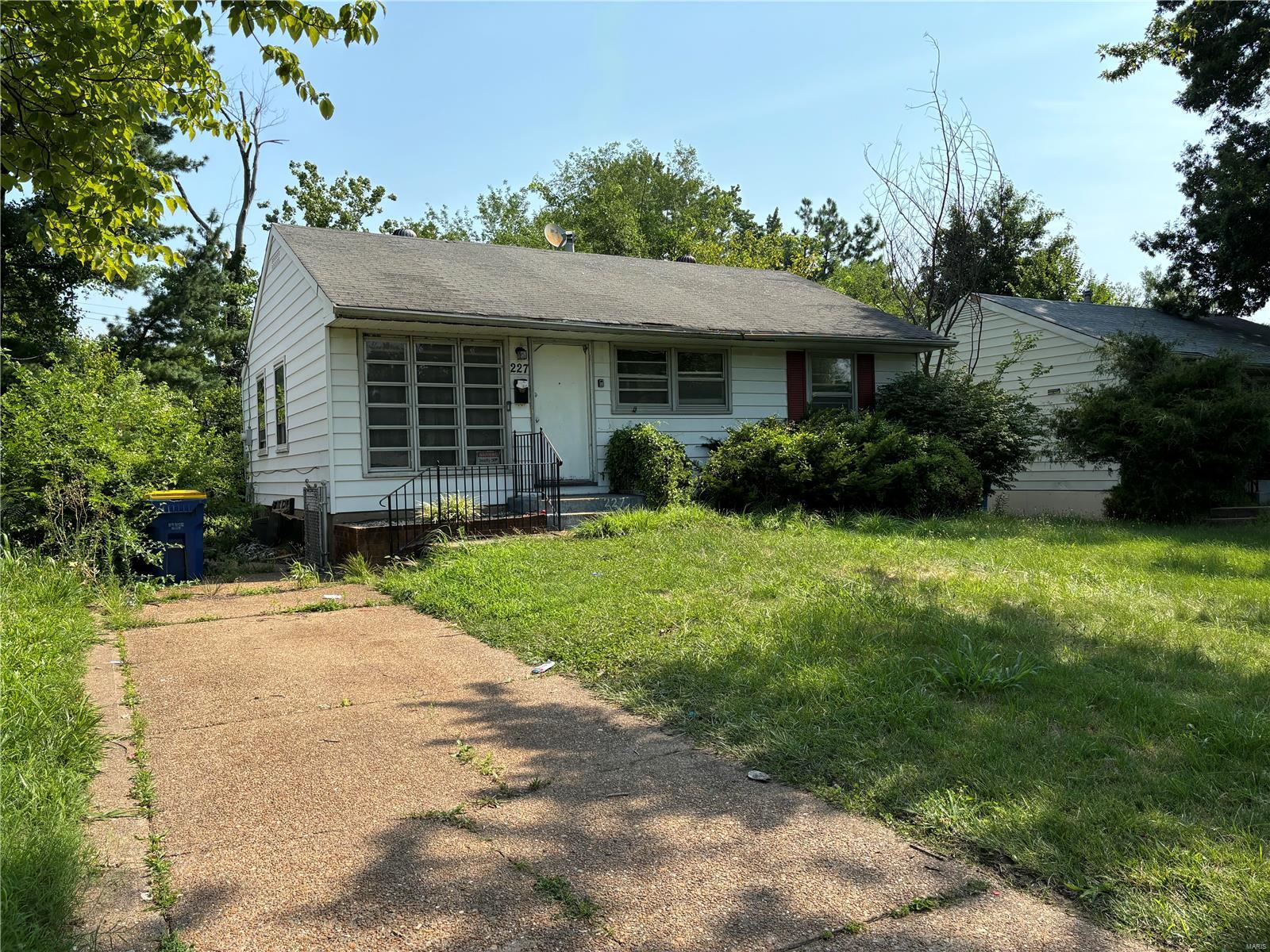 227 Midlothian Road St. Louis, MO 63137 - Photo 1 of 16
