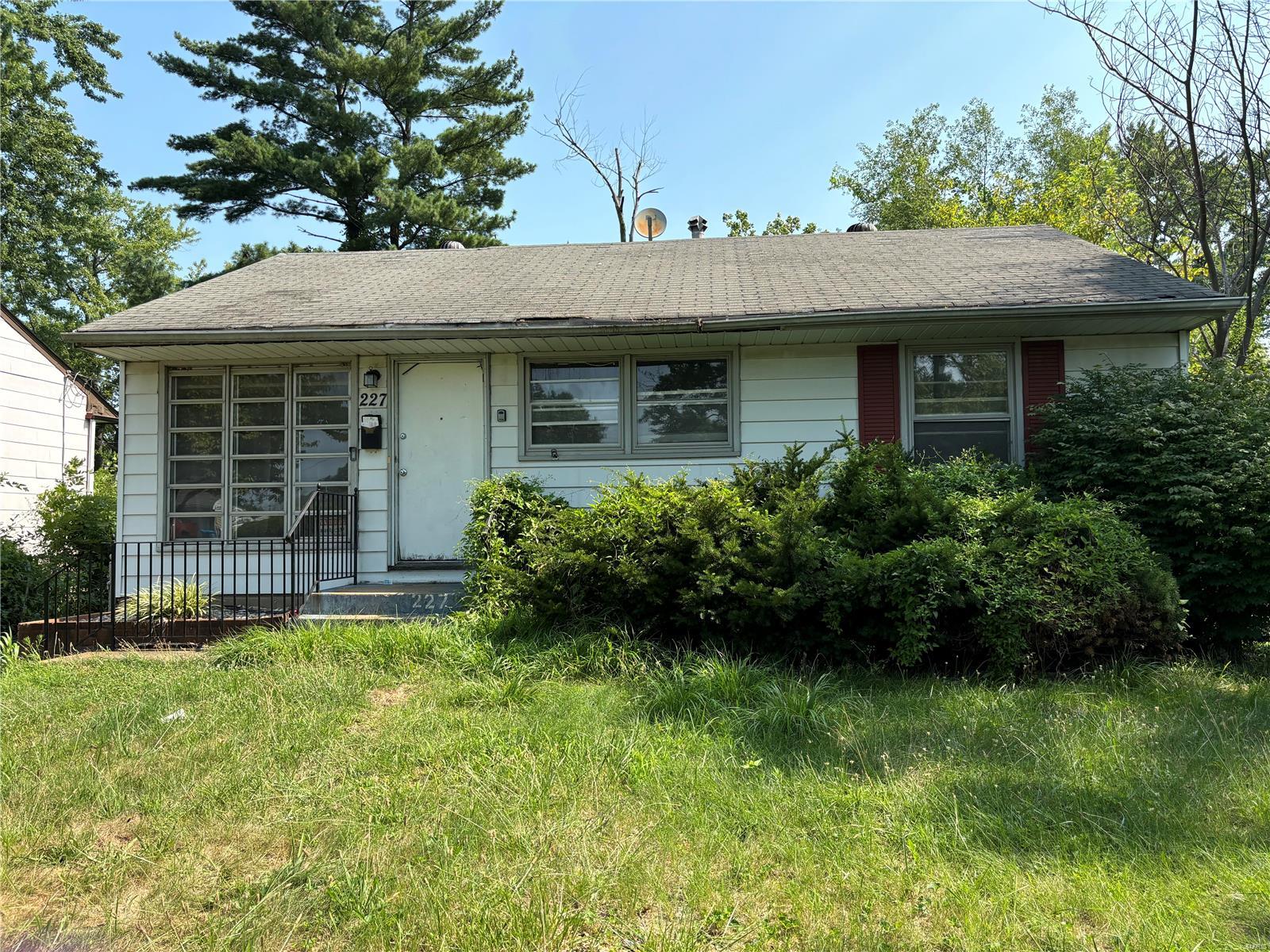 227 Midlothian Road St. Louis, MO 63137 - Photo 2 of 16