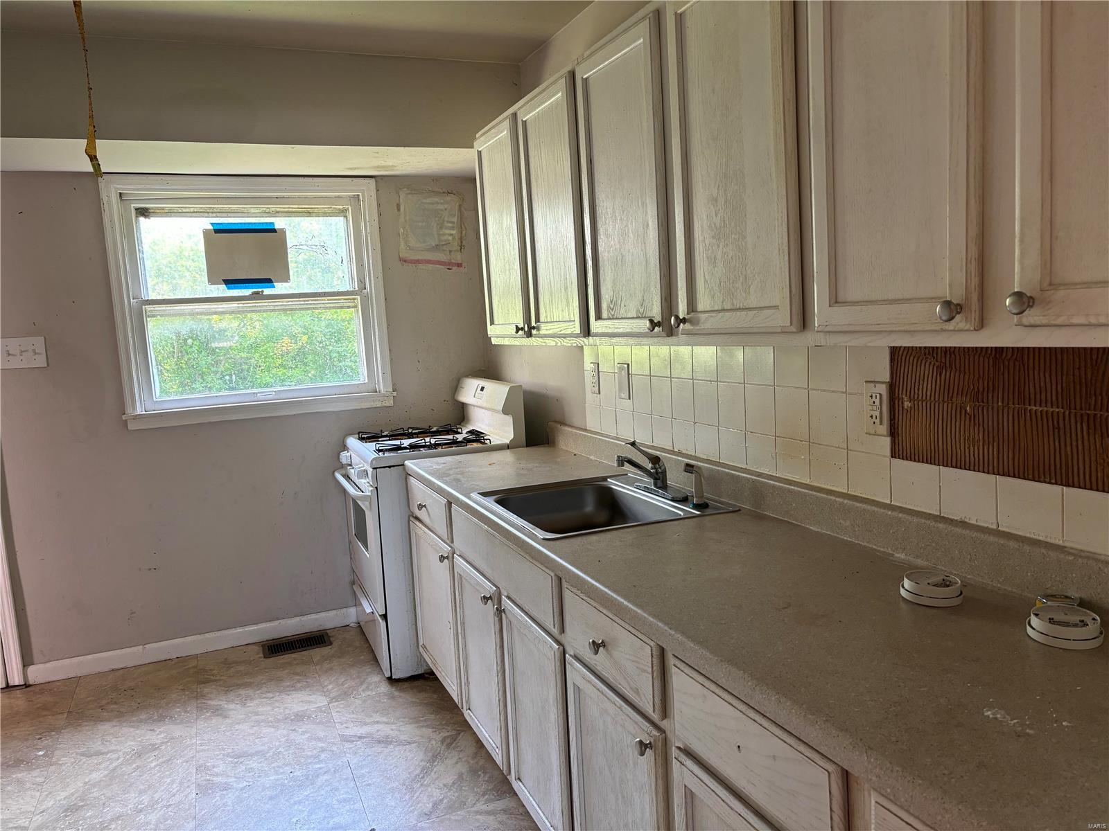227 Midlothian Road St. Louis, MO 63137 - Photo 7 of 16