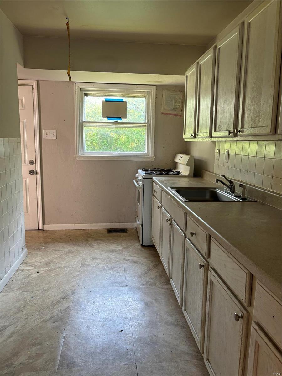 227 Midlothian Road St. Louis, MO 63137 - Photo 8 of 16