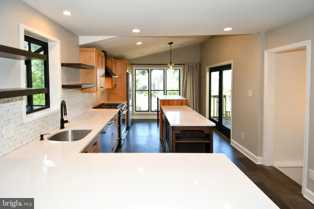 $719,000 | 2100 South Quebec Street, Arlington, VA 22204