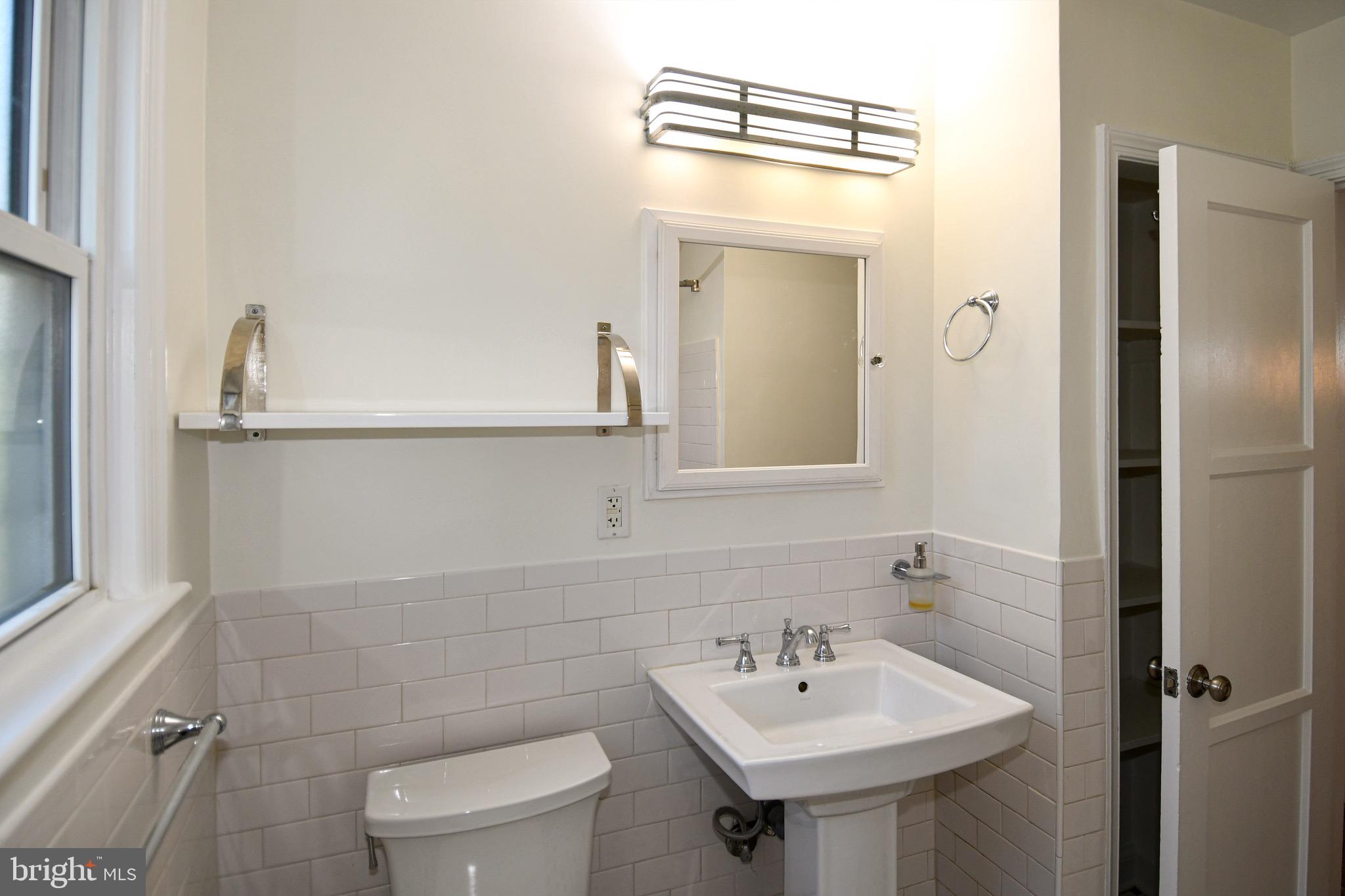 2100 South Quebec Street Arlington, VA 22204 - Photo 23 of 36 a bathroom with a sink a toilet and mirror