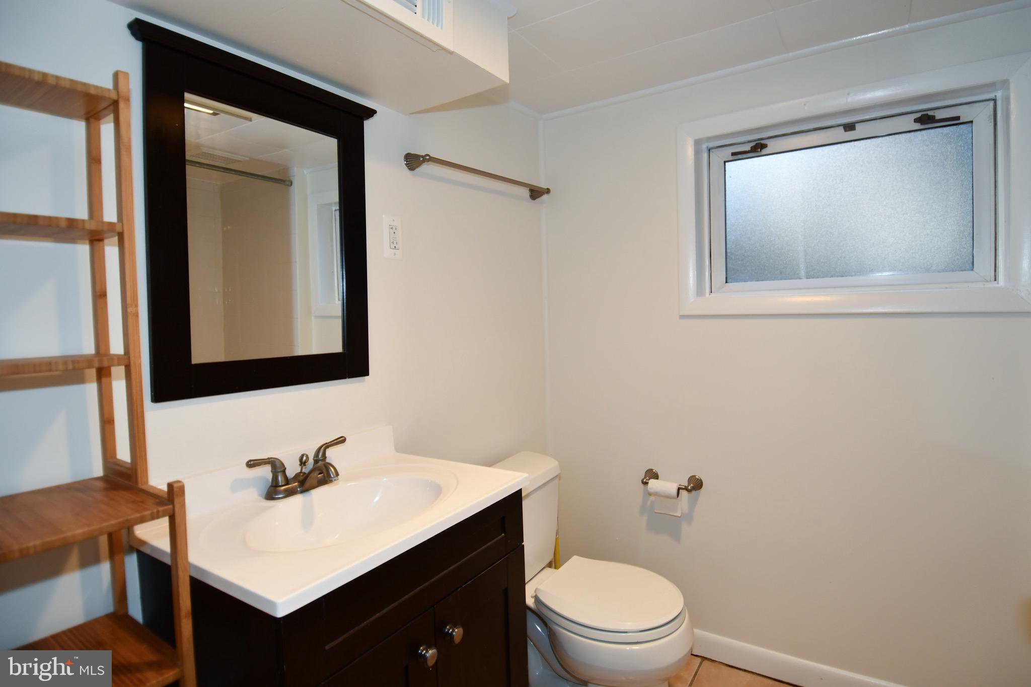 2100 South Quebec Street Arlington, VA 22204 - Photo 28 of 36 a bathroom with a toilet sink vanity and mirror