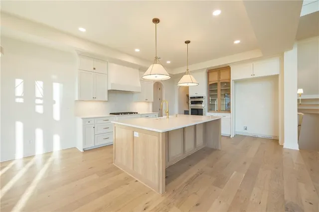 $1,199,900 | 16800 Parkhill Street, Overland Park, KS 66221