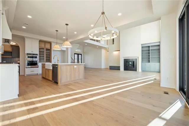 $1,199,900 | 16800 Parkhill Street, Overland Park, KS 66221