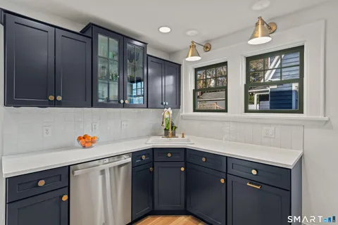 $750,000 | 984 Valley Road, Fairfield, CT 06825