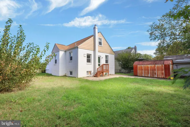 a view of a house with backyard and porch