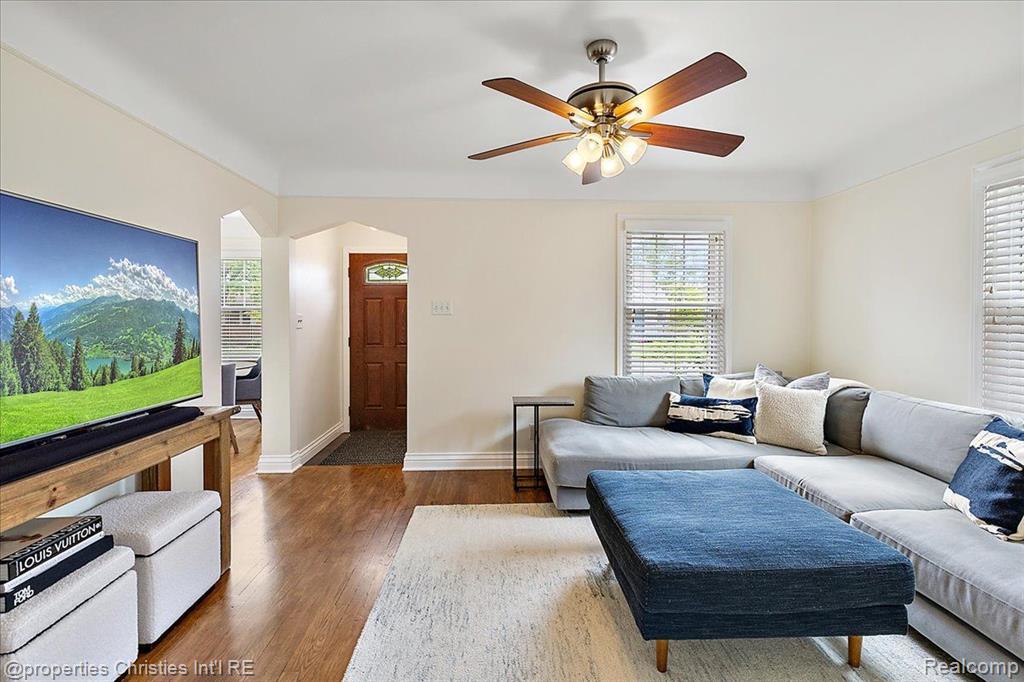1573 Columbia Road Berkley, MI 48072 - Photo 4 of 38