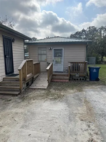 a view of a house with backyard and furniture