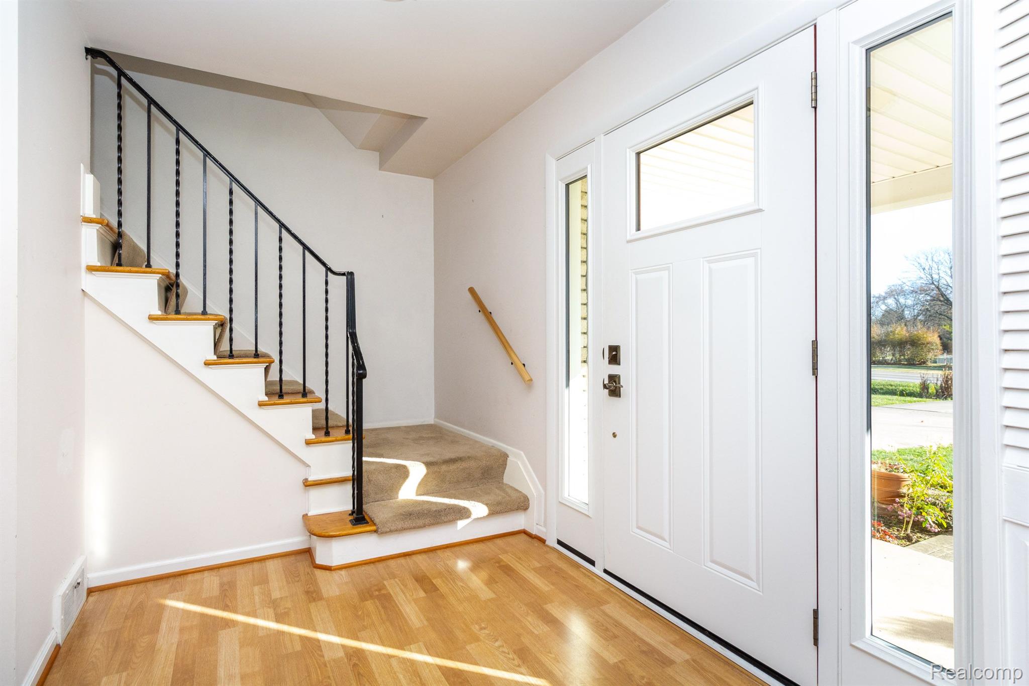 2170 West Wattles Road Troy, MI 48098 - Photo 6 of 46 Entryway