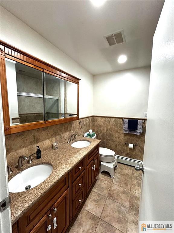532 Cricket Lane, Unit 532 Woodbridge, NJ 07095 - Photo 8 of 14 a bathroom with a double vanity sink and a mirror
