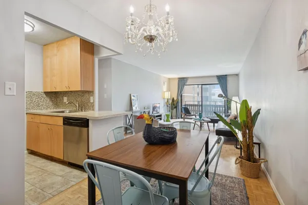 $136,900 | 400 Groveland Avenue, Unit 910, Minneapolis, MN 55403