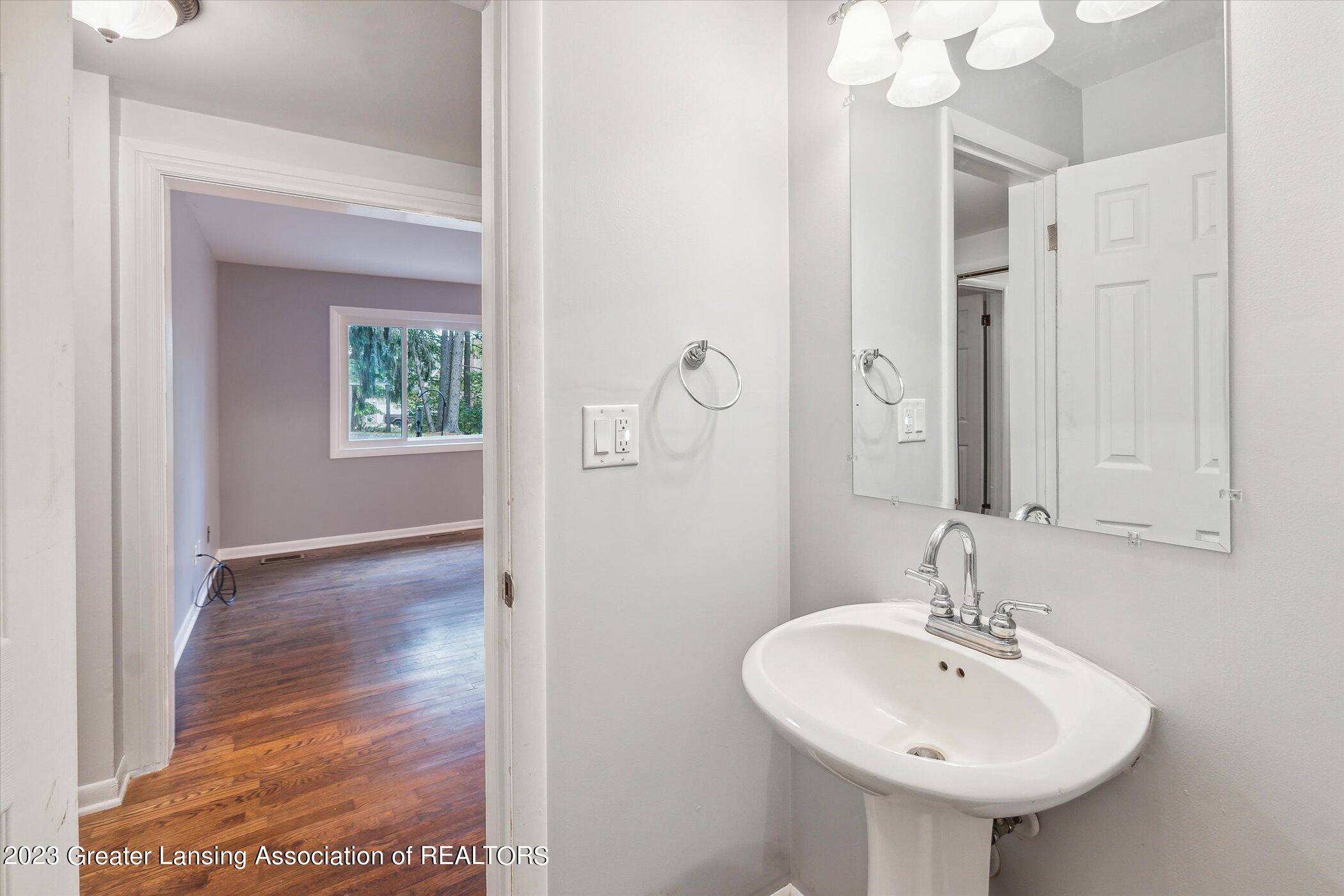 1393 South Michigan Road Eaton Rapids, MI 48827 - Photo 10 of 27 10 1393 Bath