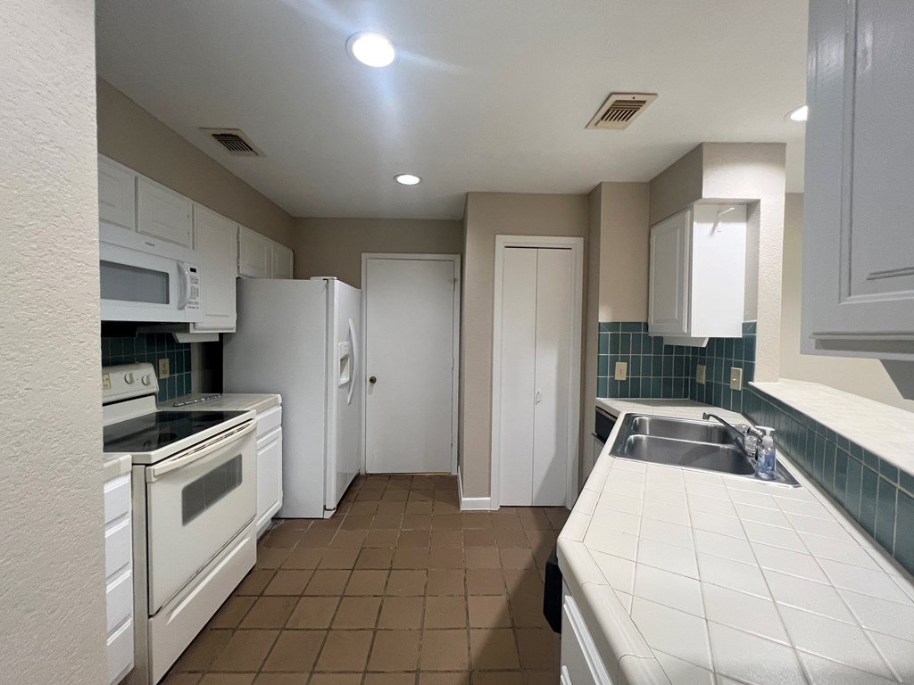 805-139 Highway 534 Loop Kerrville, TX 78028 - Photo 11 of 28 a kitchen with granite countertop a refrigerator stove and sink