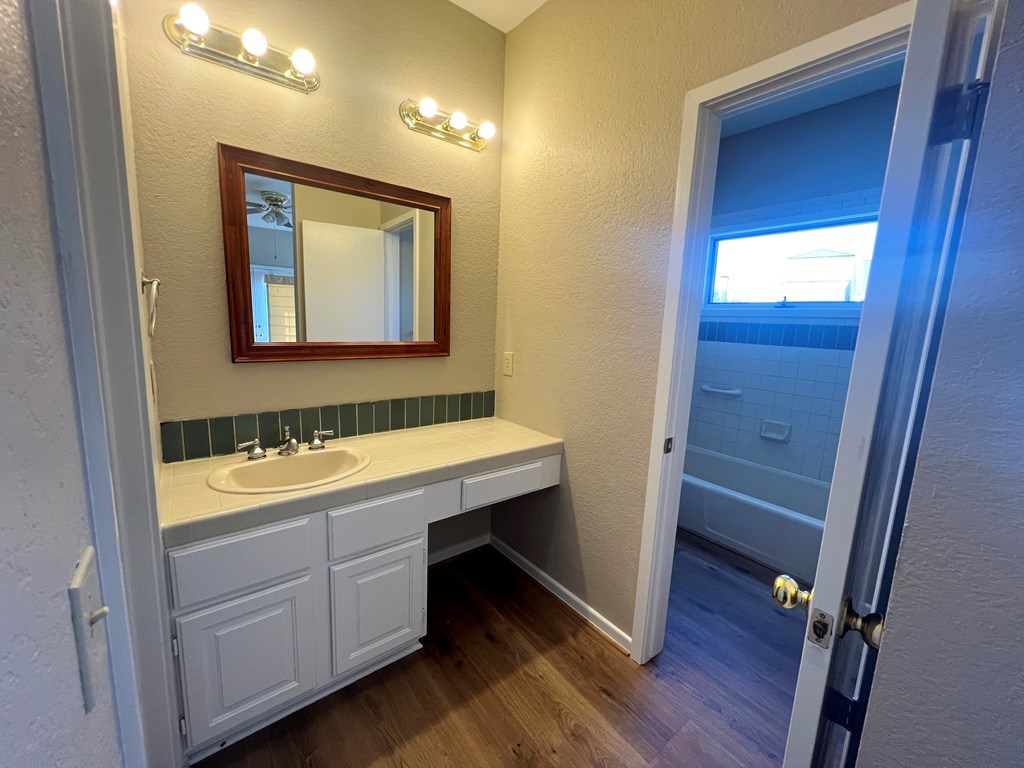805-139 Highway 534 Loop Kerrville, TX 78028 - Photo 20 of 28 a bathroom with a sink a mirror and a bathtub