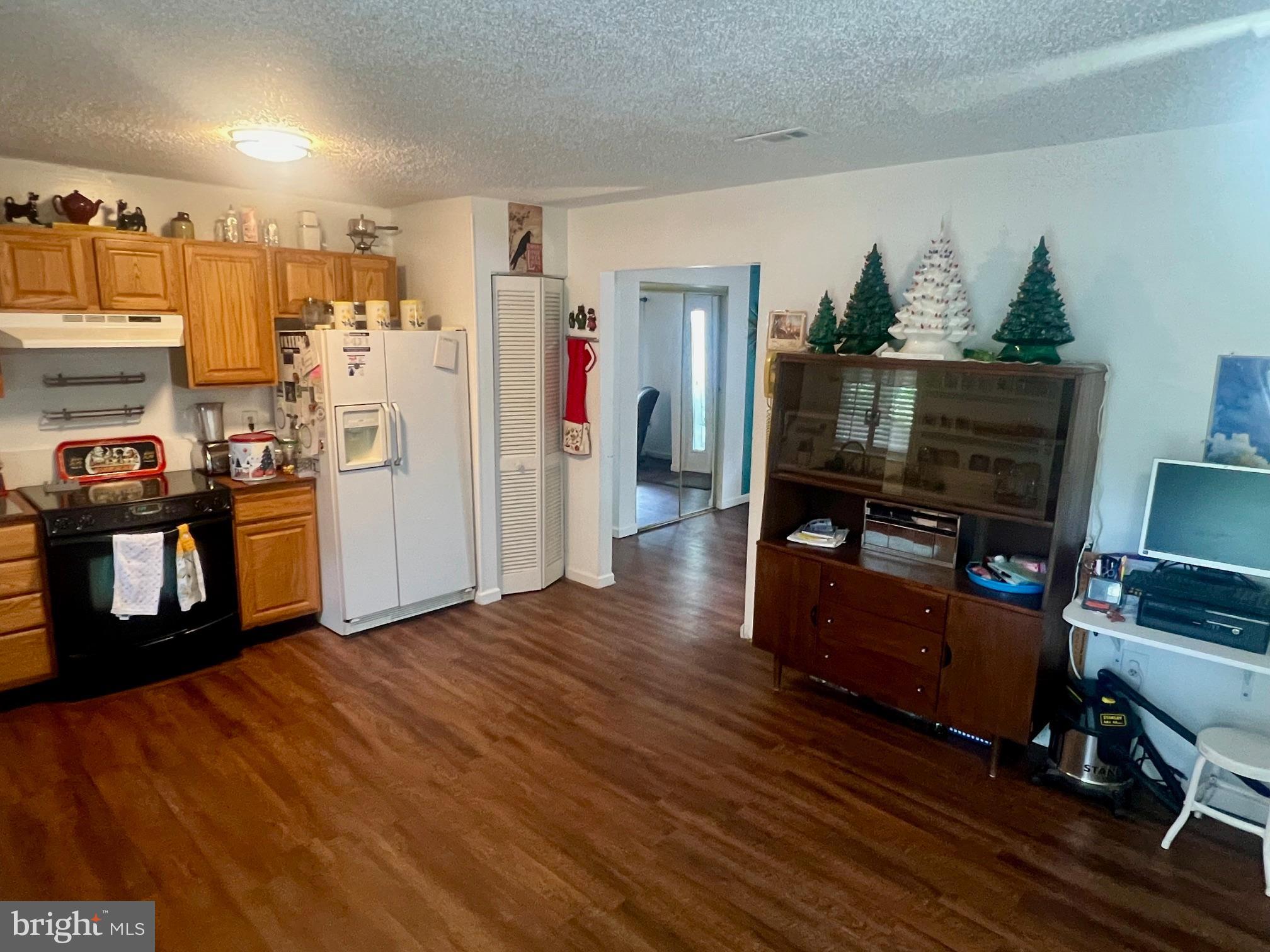 60 Nottingham Lane Berlin, MD 21811 - Photo 33 of 38 a living room with hard wood floors and a flat screen tv