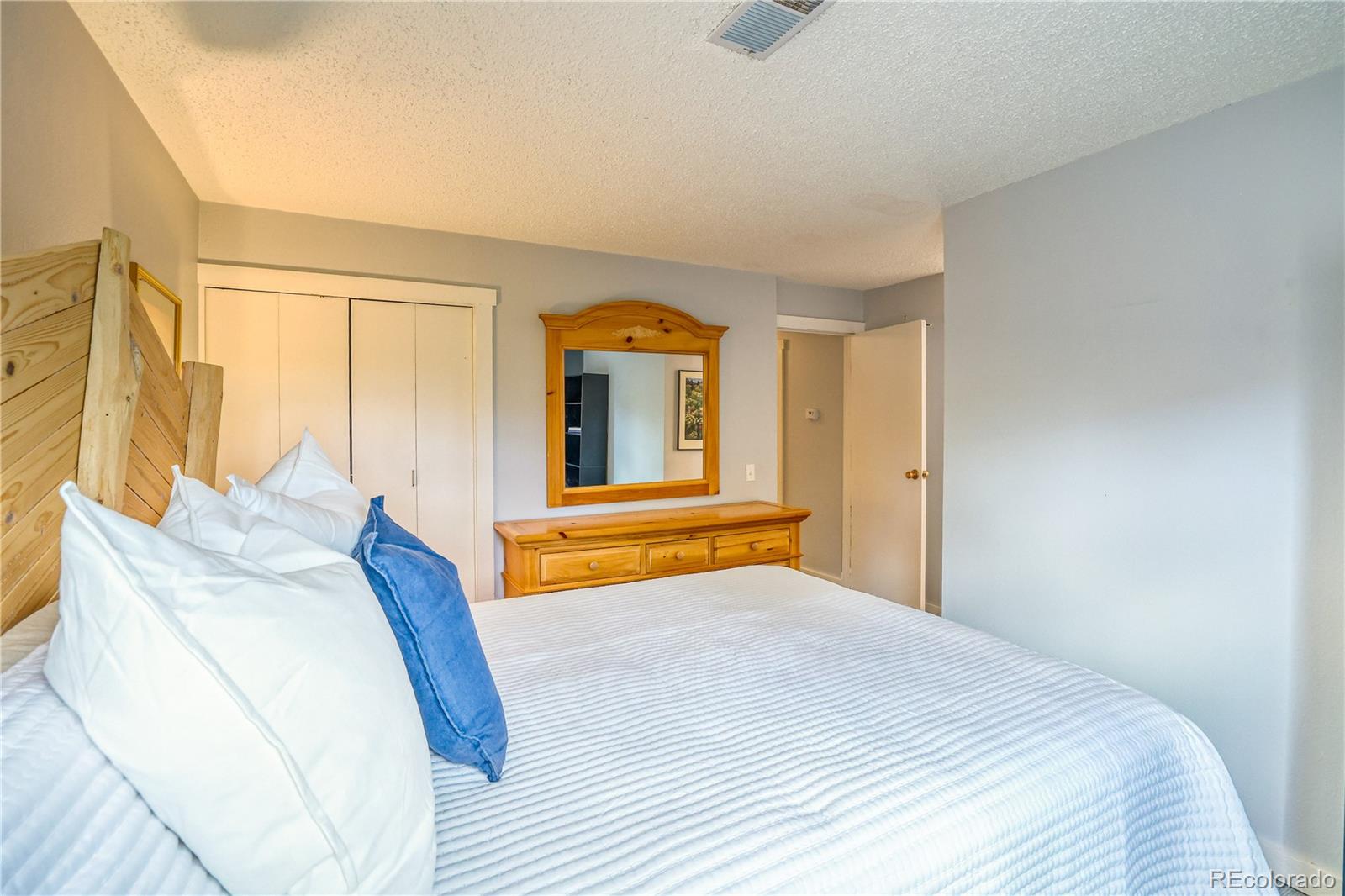 2510 Ryan Gulch Road, Unit 2512 Silverthorne, CO 80498 - Photo 25 of 41 a bedroom with a bed and a window