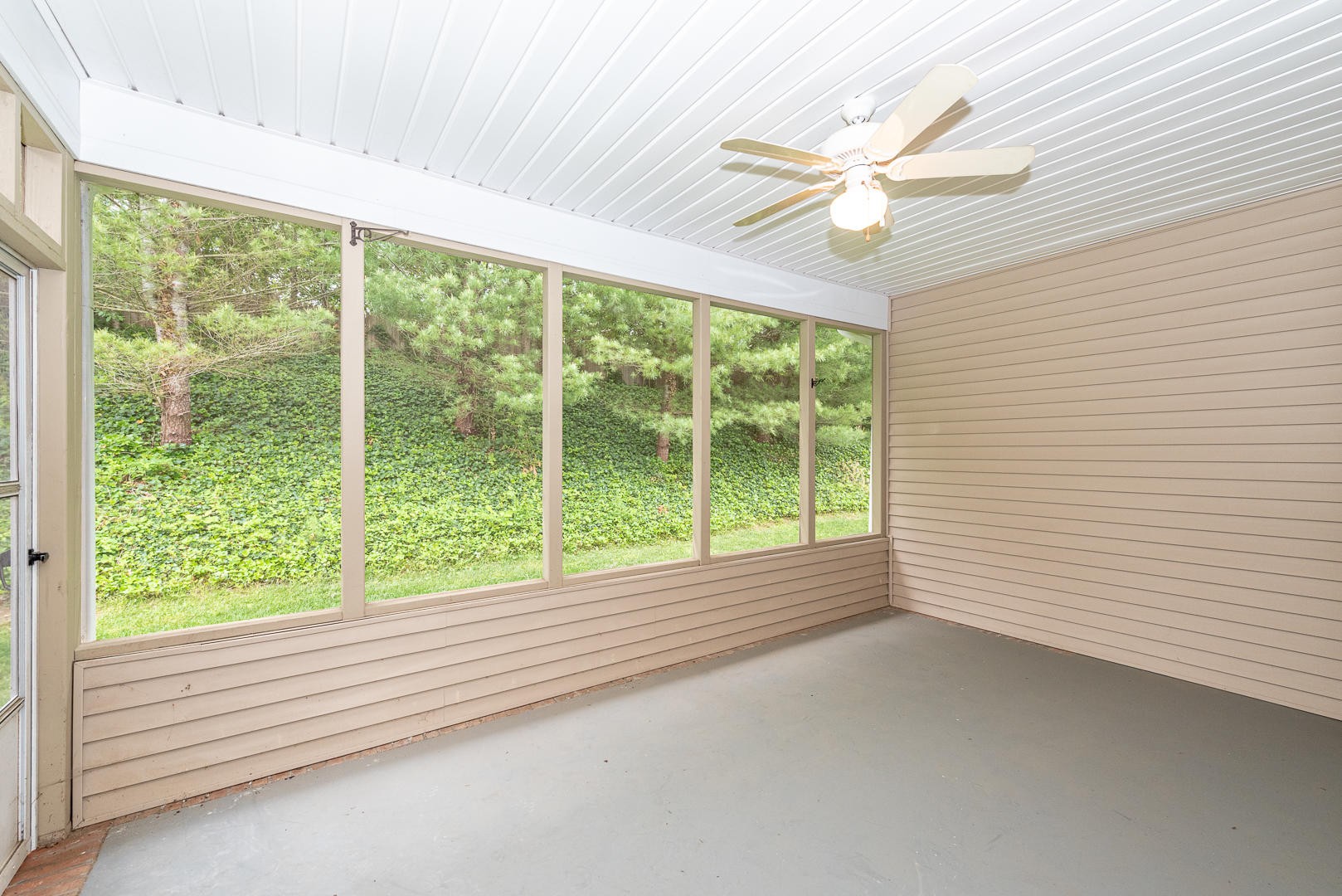 116 Devanshire Court Oak Ridge, TN 37830 - Photo 27 of 30 a view of a livingroom with a ceiling fan and a large window