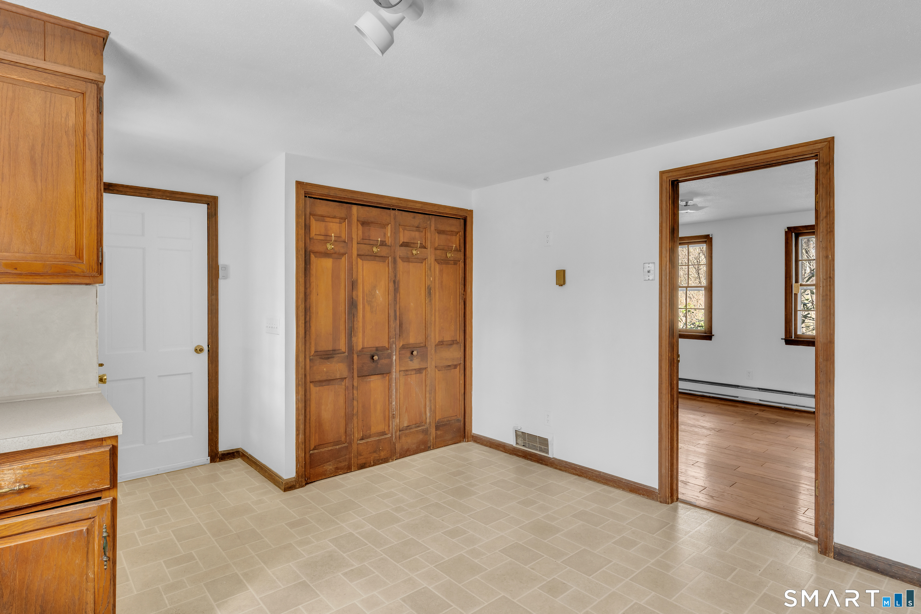 94 Quonnipaug Hill Road Guilford, CT 06437 - Photo 11 of 39 an empty room with closet and mirror