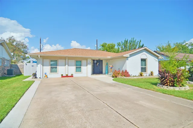$284,900 | 1716 Dolphin Drive, Seabrook, TX 77586