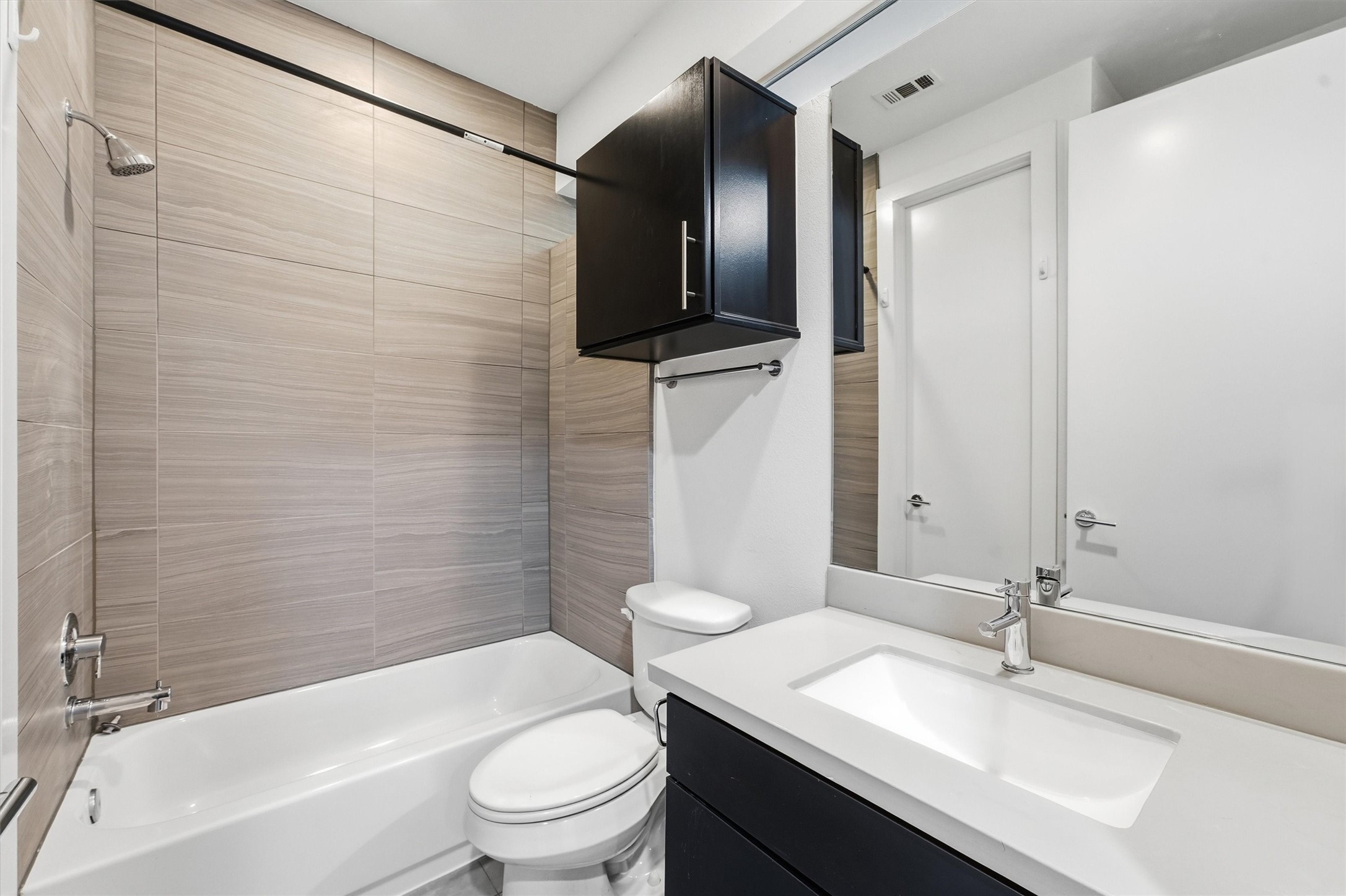 2338 Commerce Street Houston, TX 77003 - Photo 9 of 29 First floor en-suite bath