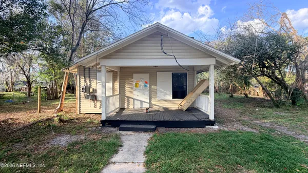 a view of a house with backyard