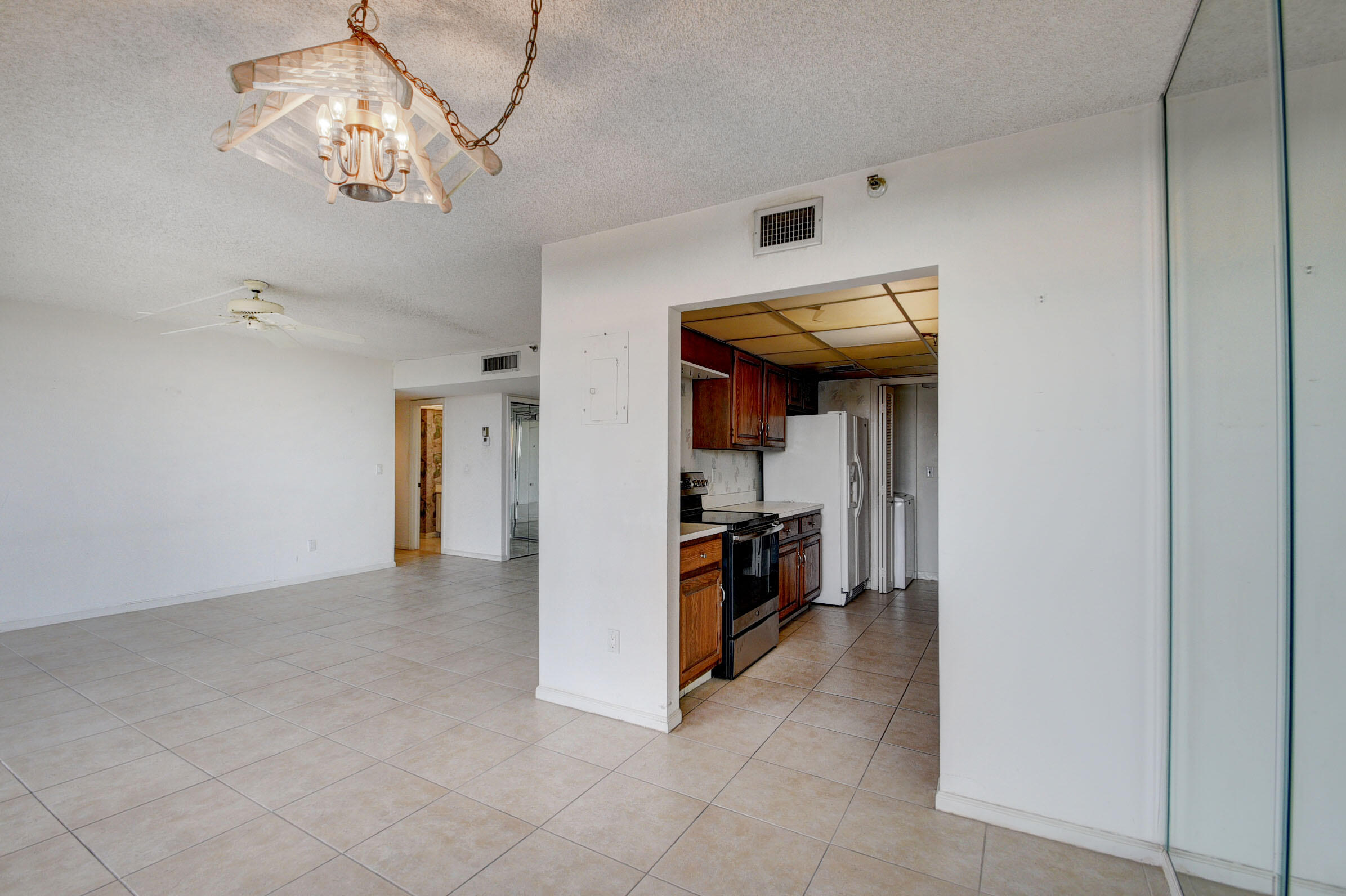 859 Jeffery Street, Unit 707 Boca Raton, FL 33487 - Photo 9 of 27 LIVING ROOM