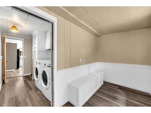 a view of empty room with washer and dryer