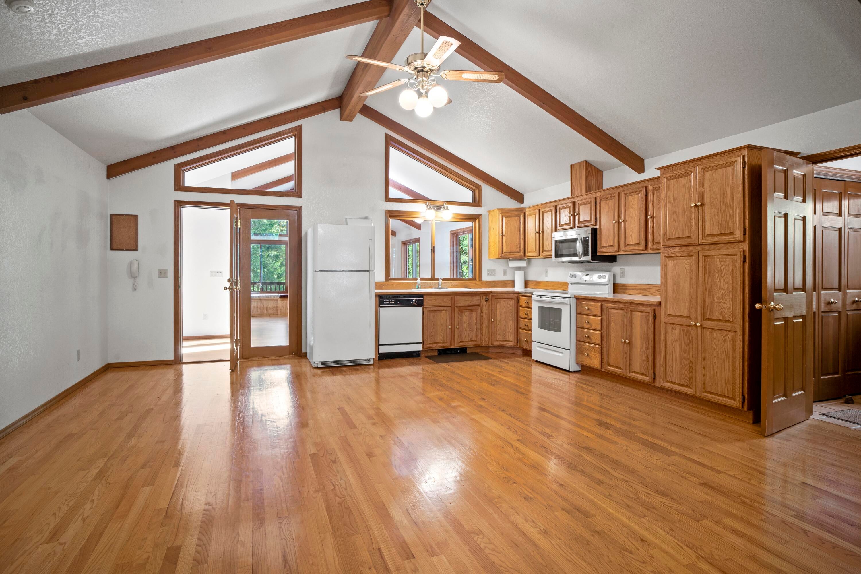 2021 Queens Branch Road Rogue River, OR 97537 - Photo 3 of 37 Living room