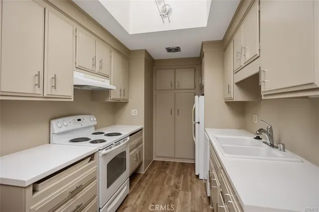 $2,500 | 2111 Via Puerta, Unit P, Laguna Woods, CA 92637