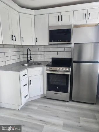 $990 | 5925 Ridge Avenue, Unit 2F, Philadelphia, PA 19128