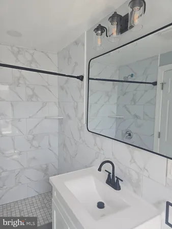 $990 | 5925 Ridge Avenue, Unit 2F, Philadelphia, PA 19128