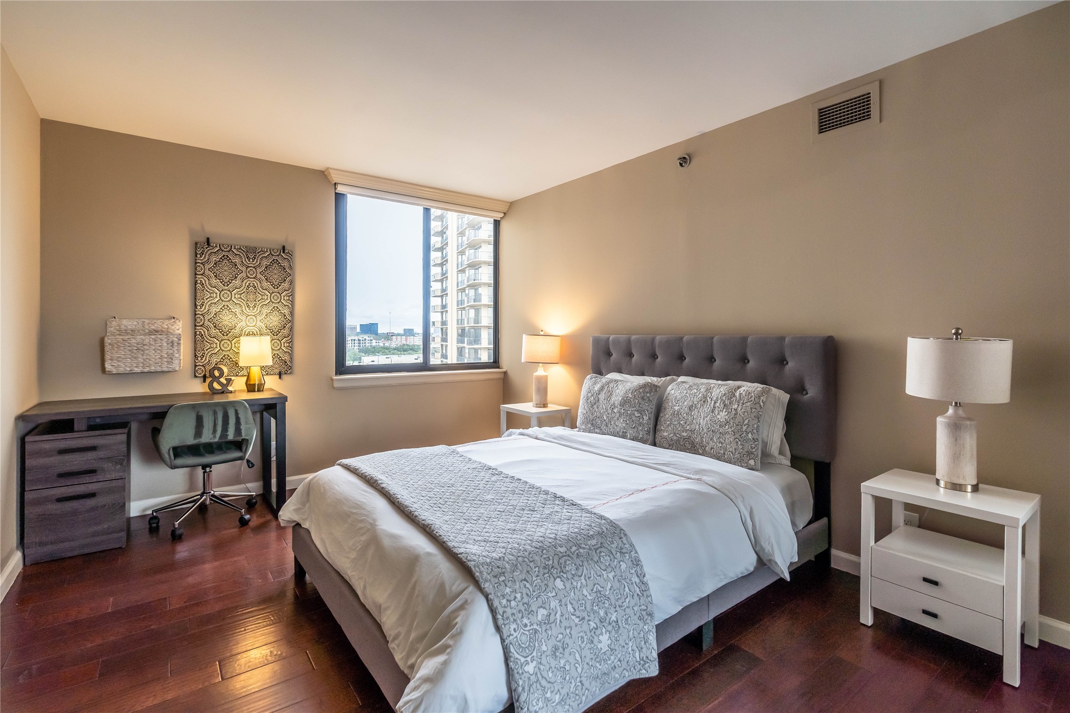 3525 Sage Road, Unit 1009 Houston, TX 77056 - Photo 14 of 23 a bedroom with a bed and a lamp