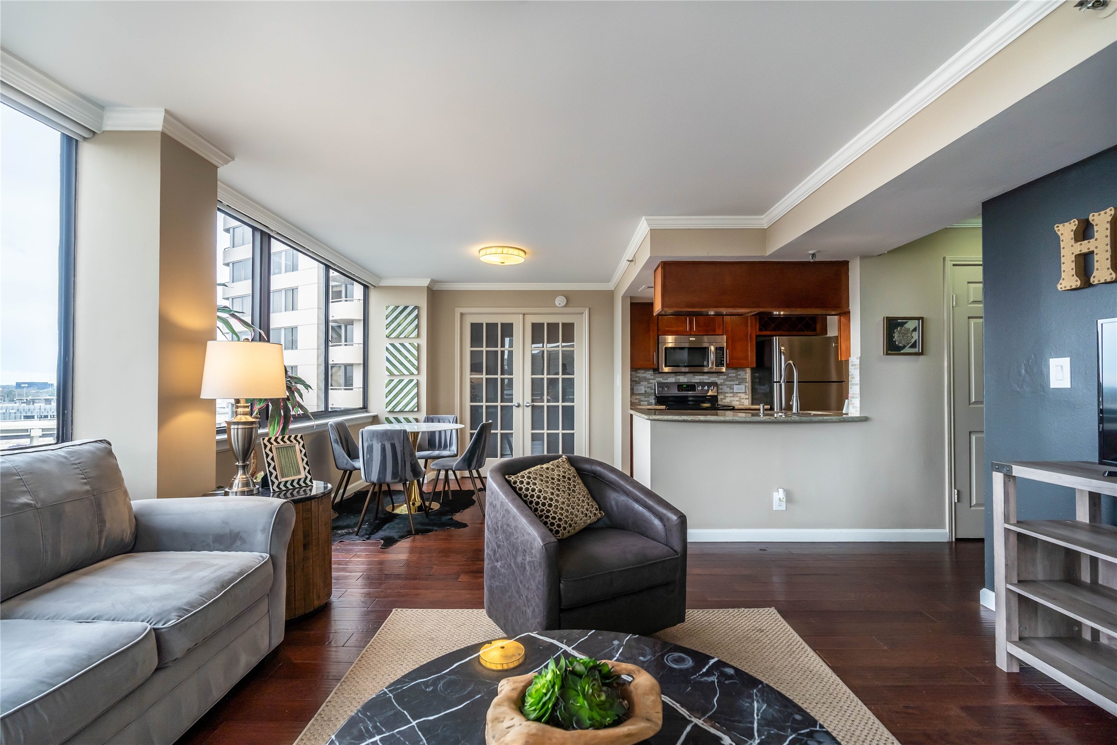 3525 Sage Road, Unit 1009 Houston, TX 77056 - Photo 23 of 23 a living room with furniture a window and a flat screen tv
