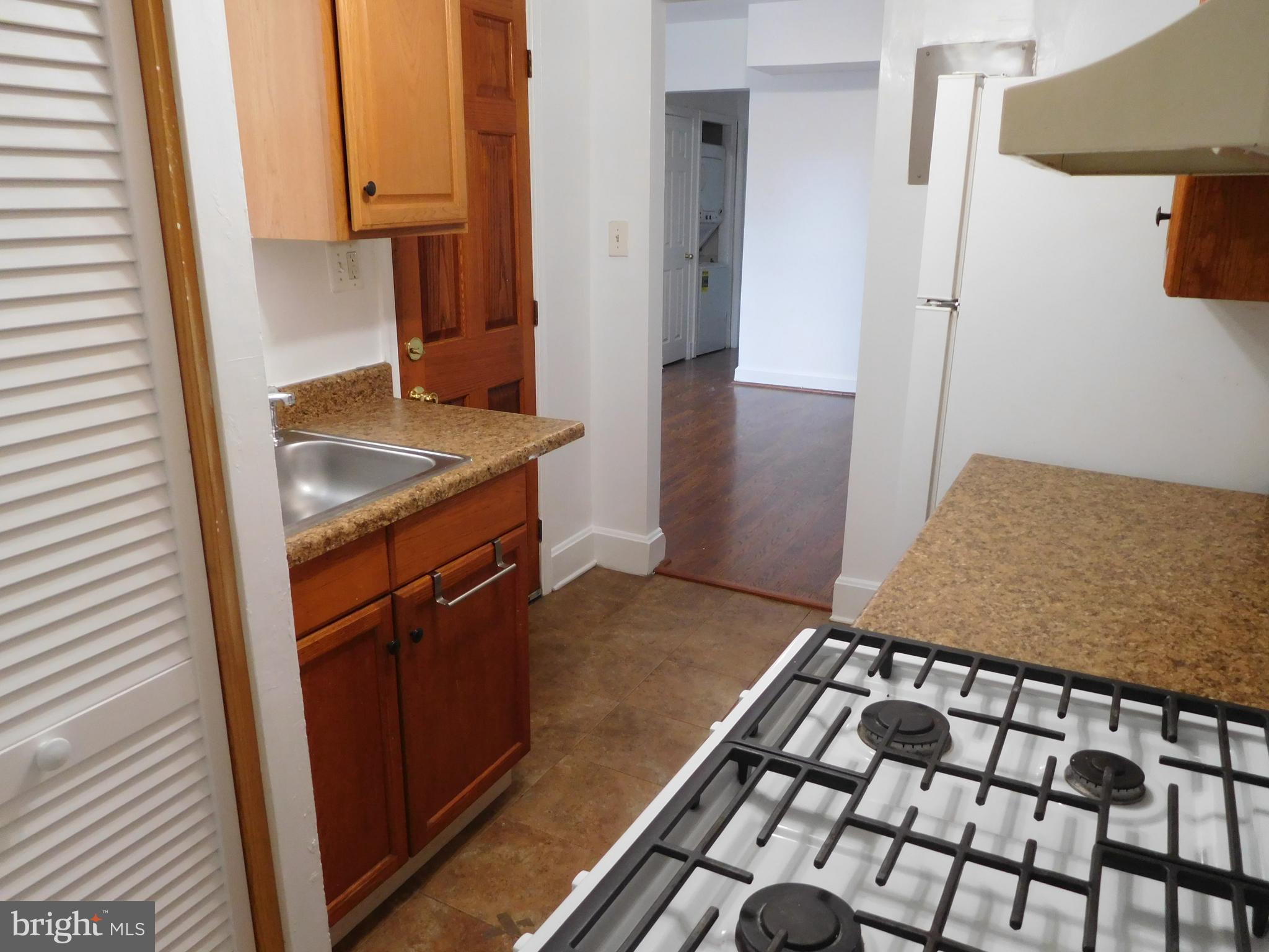 806 8th Street Northeast, Unit 2 Washington, DC 20002 - Photo 7 of 12 Kitchen w gas range