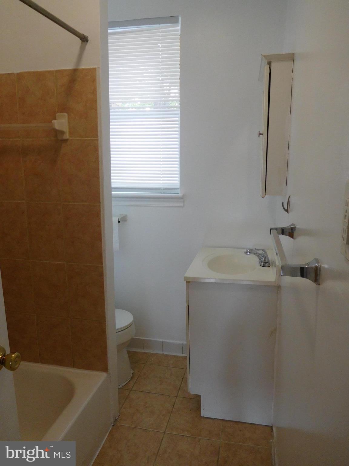 806 8th Street Northeast, Unit 2 Washington, DC 20002 - Photo 10 of 12 Full bath