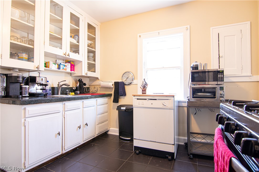 3236 Clarendon Road Cleveland, OH 44118 - Photo 16 of 31