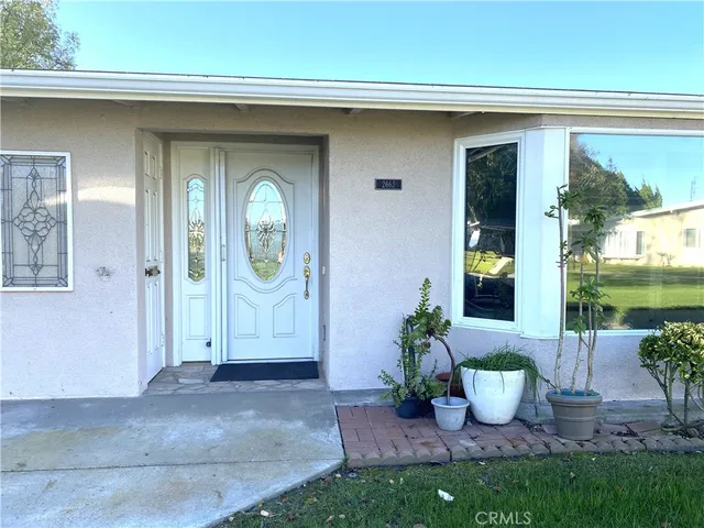 a view of a house with porch and garden