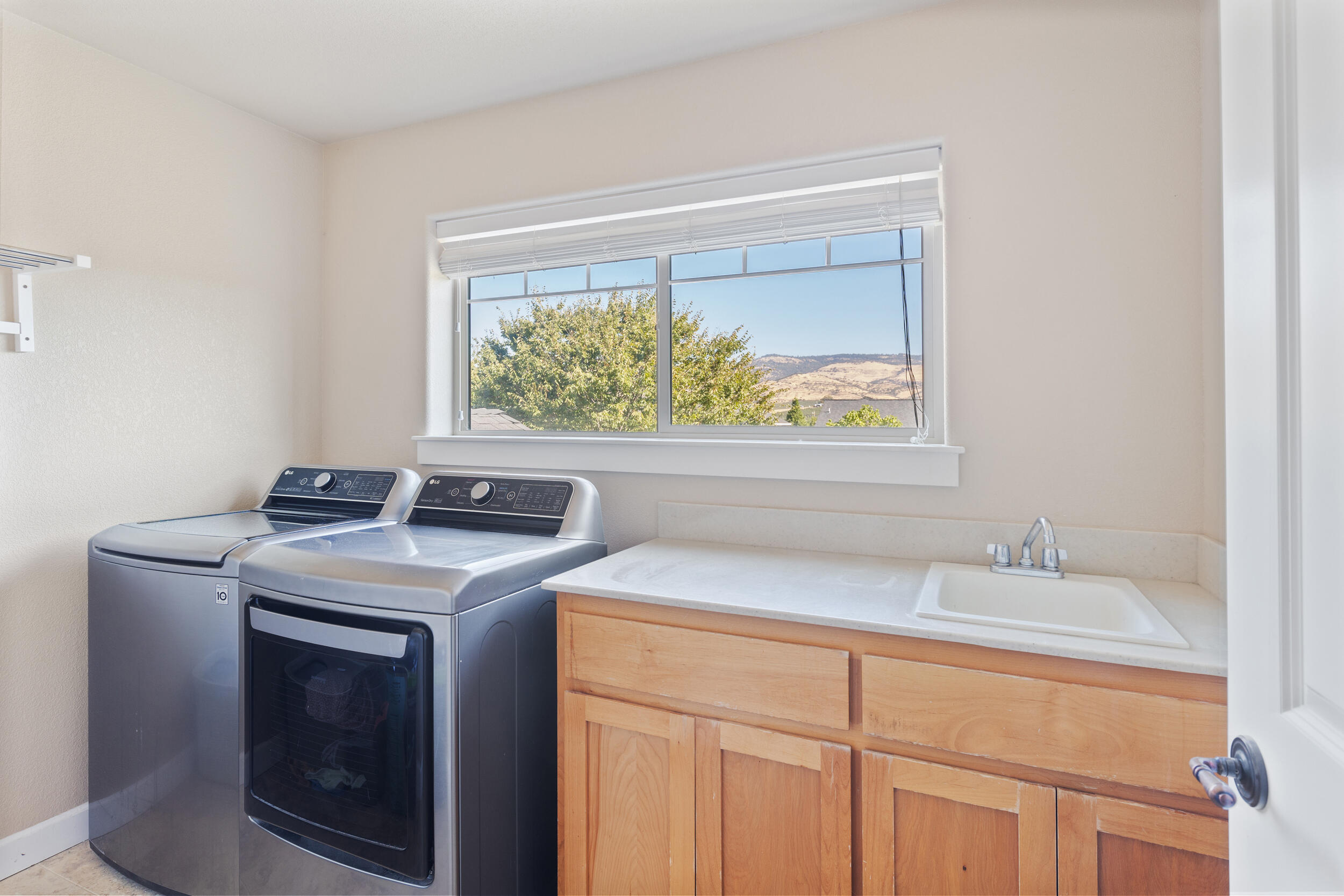 1032 Lithia Way Talent, OR 97540 - Photo 28 of 39 0R1A3924