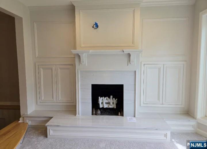 9 Harris Place, Unit 1X Fair Lawn, NJ 07410 - Photo 7 of 18 a living room with a fireplace