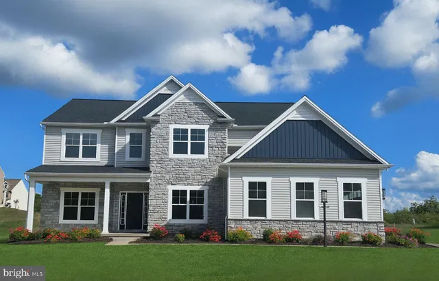 a view of a yard in front of house