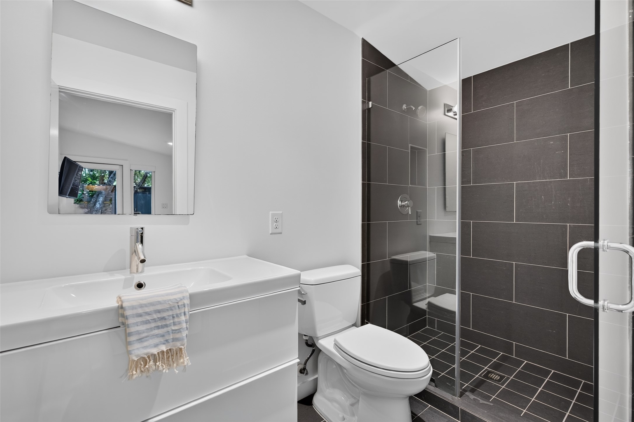 412 Ridgewood Road West Lake Hills, TX 78746 - Photo 19 of 40 En Suite bathroom for guest suite.