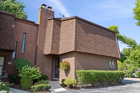 $475,000 | 414 South Dee Road, Park Ridge, IL 60068