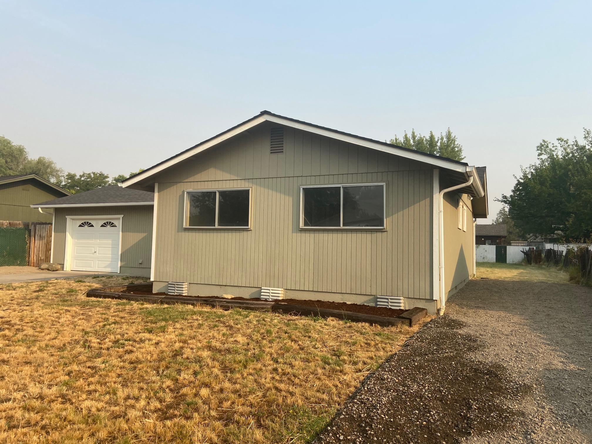 568 Sherman Way Eagle Point, OR 97524 - Photo 3 of 13 IMG_2171