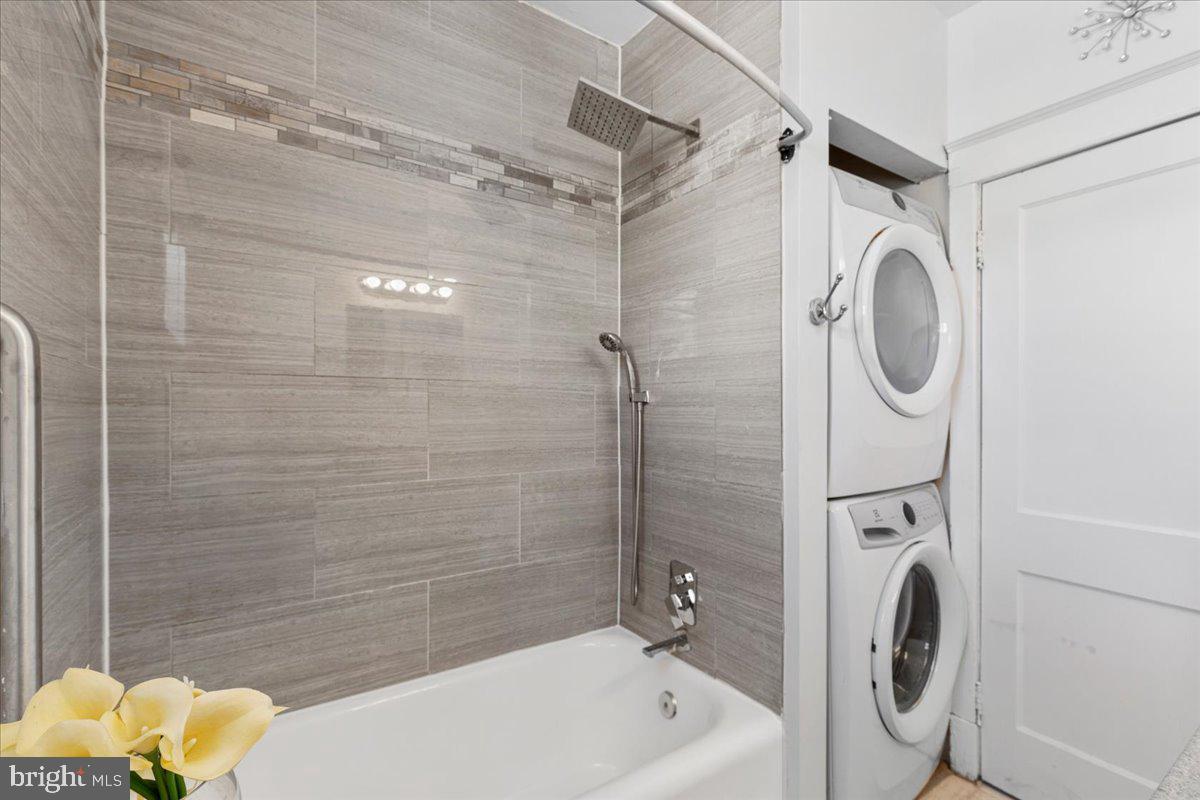 4422 Old York Road Baltimore, MD 21212 - Photo 28 of 37 Upper lvl bathroom w/ full-sized washer and dryer