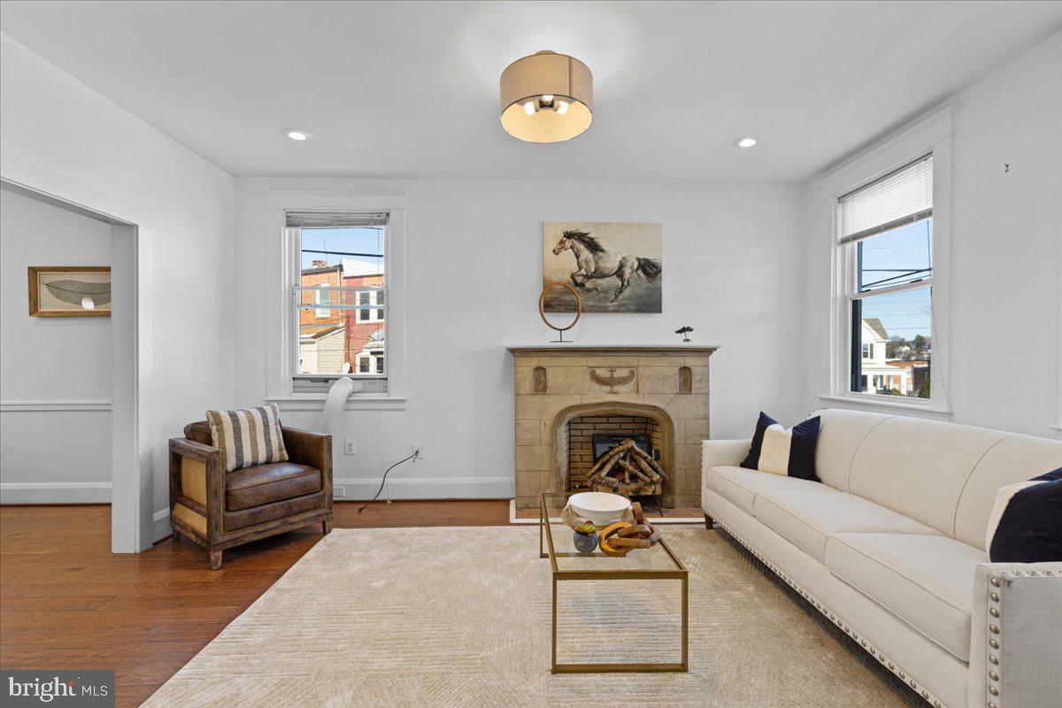 4422 Old York Road Baltimore, MD 21212 - Photo 4 of 37 Living room